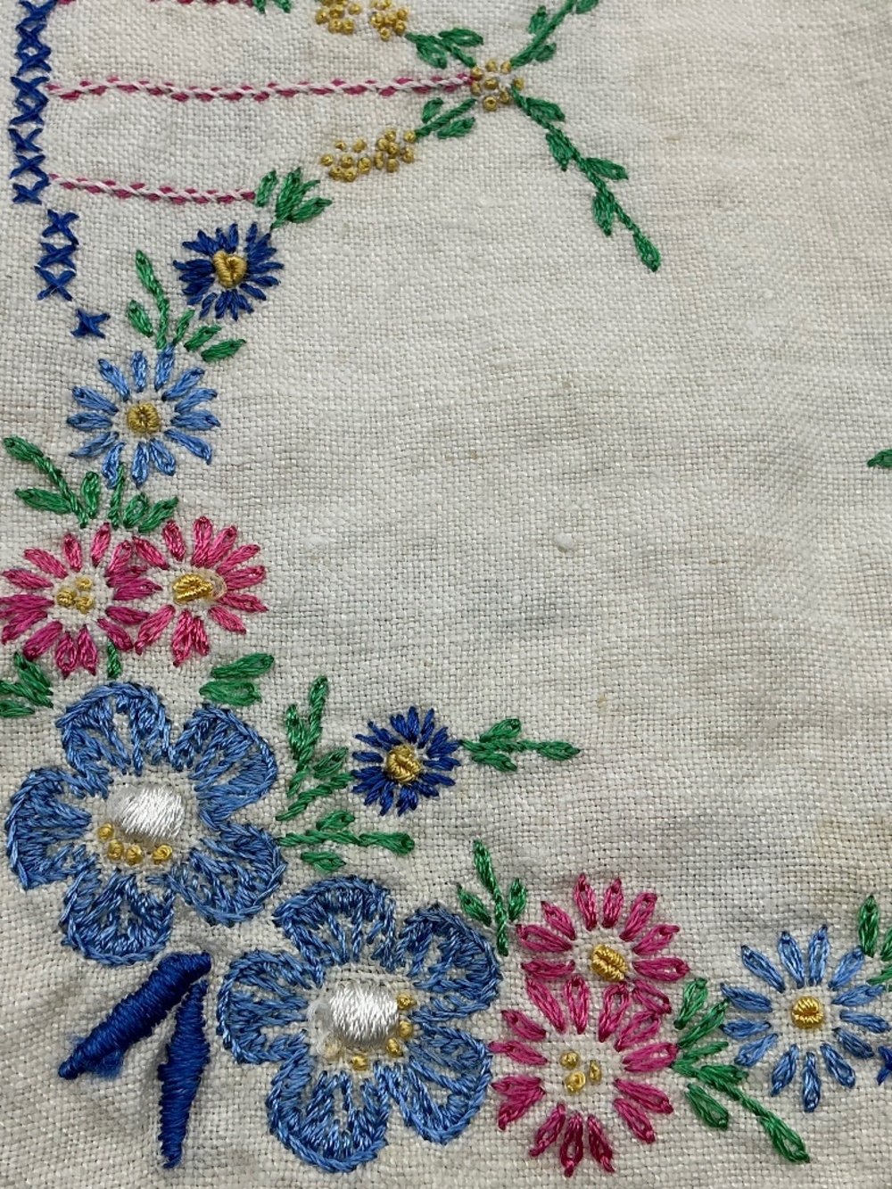 Vintage Hand Embroidered Flower Design Table Runner Crochet Edge